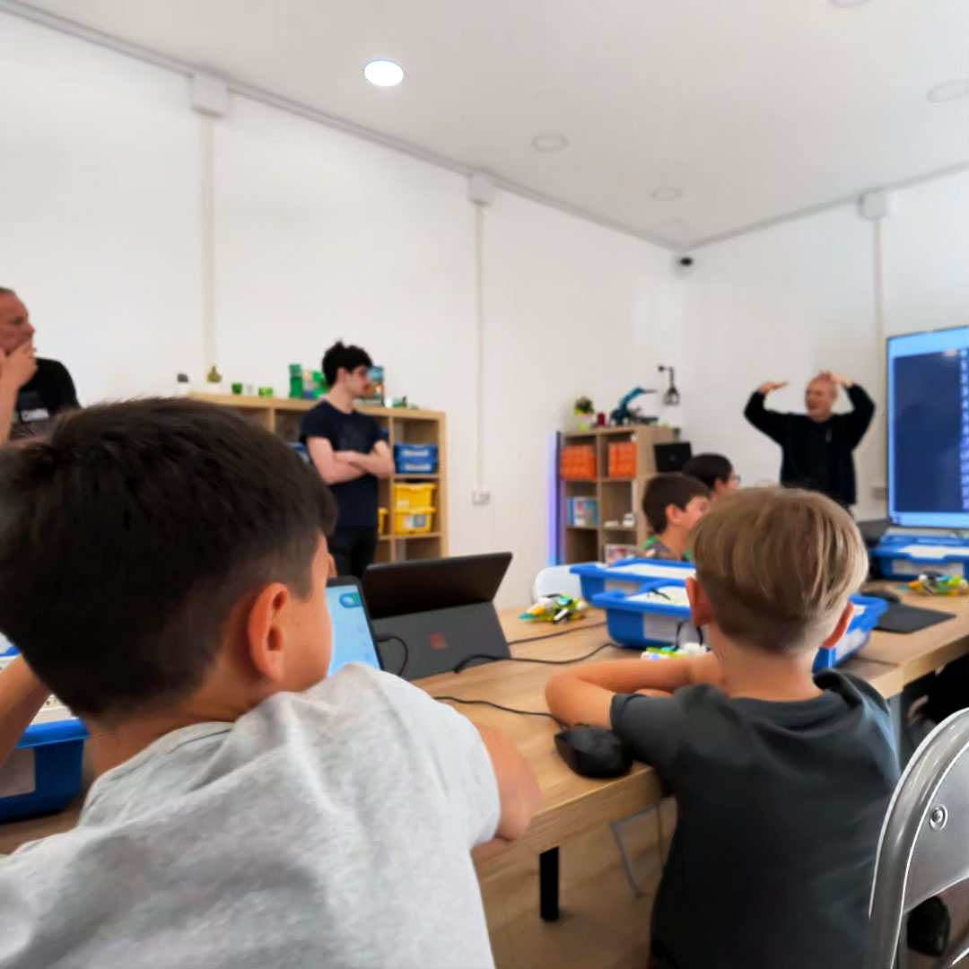 Bambini durante un laboratorio di Minecraft nella sede Maker Camp di Civitavecchia
